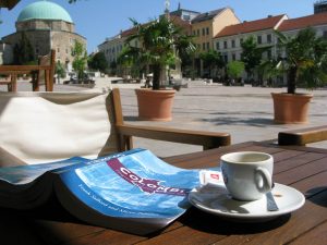 Travelling through Hungary, reading about Colombia