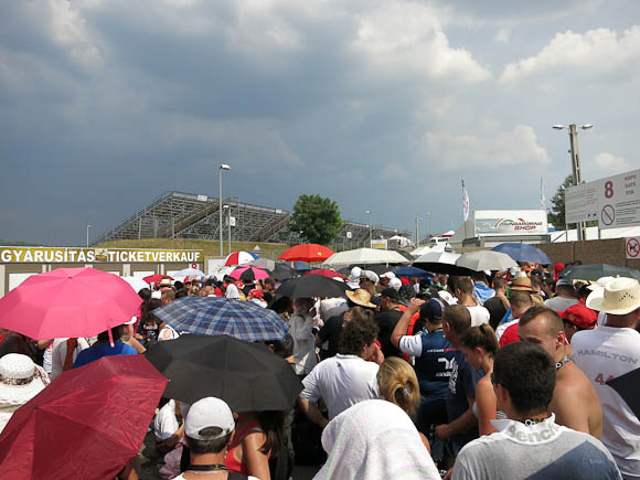 fans_waiting_hungaroring